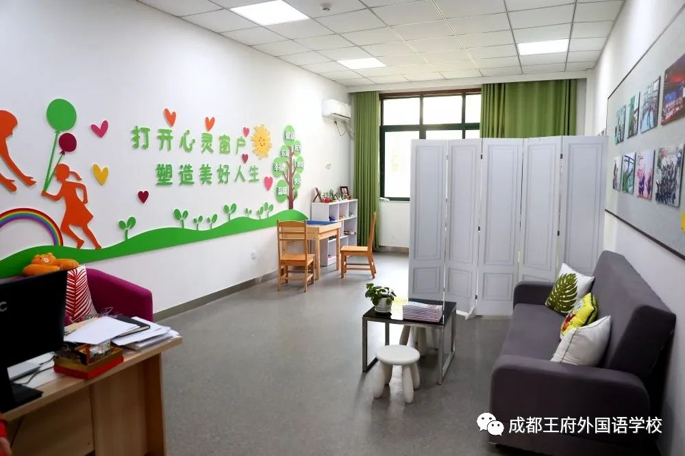成都市教育局党组成员、机关党委书记唐萍督查我校体育中考与复课复学工作