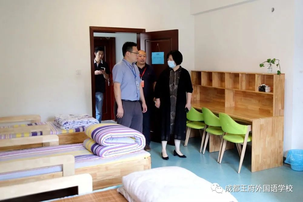 成都市教育局党组成员、机关党委书记唐萍督查我校体育中考与复课复学工作