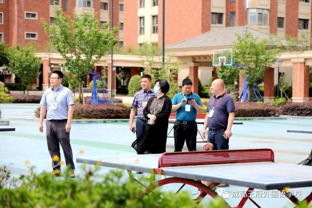 成都市教育局党组成员、机关党委书记唐萍督查我校体育中考与复课复学工作