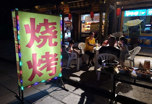 “首秀”街子鎮(zhèn) 邂逅“網(wǎng)紅人” “首秀”街子鎮(zhèn) 邂逅“網(wǎng)紅人”