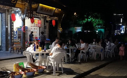 “首秀”街子鎮(zhèn) 邂逅“網(wǎng)紅人” “首秀”街子鎮(zhèn) 邂逅“網(wǎng)紅人”