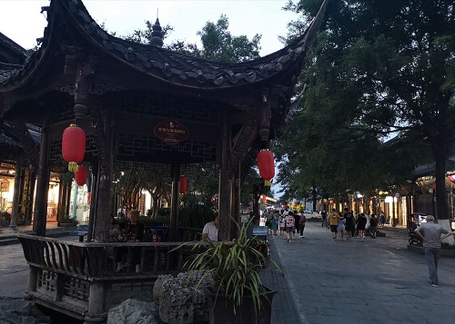 “首秀”街子鎮(zhèn) 邂逅“網(wǎng)紅人” “首秀”街子鎮(zhèn) 邂逅“網(wǎng)紅人”