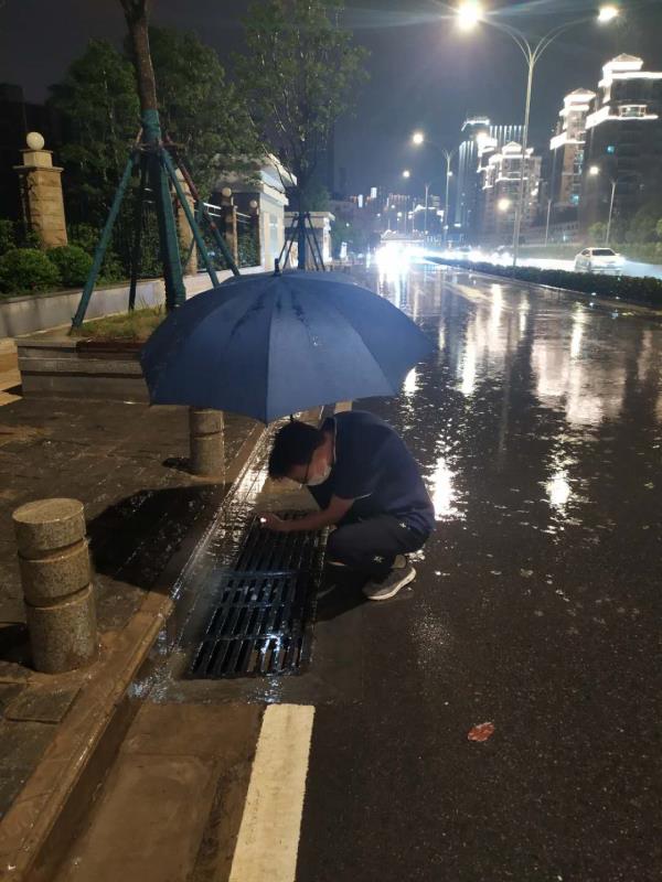 黨員干部率先垂范聞汛而動 地鐵八號線項目全員連夜冒雨排查各站點排水情況 黨員干部率先垂范聞汛而動 地鐵八號線項目全員連夜冒雨排查各站點排水情況