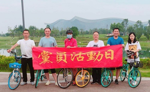 学习“两会”精神 骑游天府绿道 学习“两会”精神 骑游天府绿道