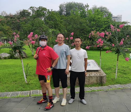 学习“两会”精神 骑游天府绿道 学习“两会”精神 骑游天府绿道