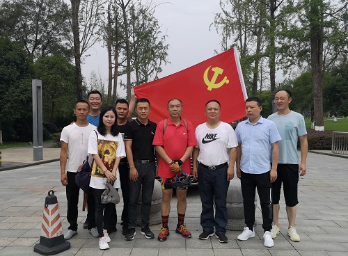 学习“两会”精神 骑游天府绿道 学习“两会”精神 骑游天府绿道