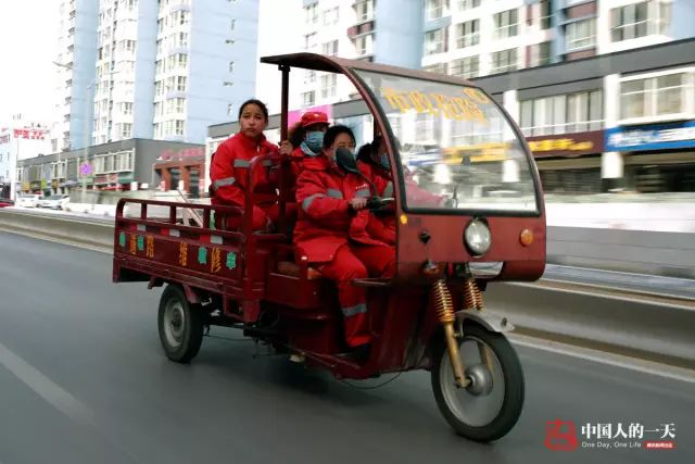 地下管道女子清淤工:与毒气恶臭相伴 地下管道女子清淤工:与毒气恶臭相伴