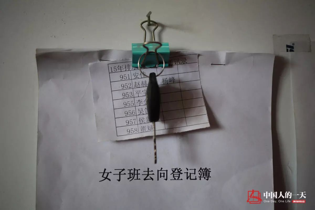 地下管道女子清淤工:与毒气恶臭相伴 地下管道女子清淤工:与毒气恶臭相伴