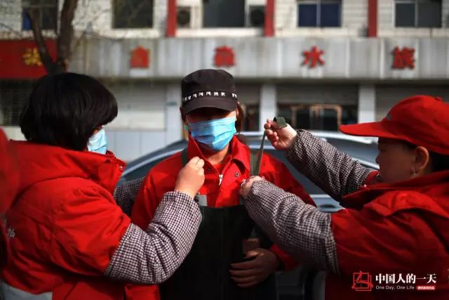 地下管道女子清淤工:与毒气恶臭相伴 地下管道女子清淤工:与毒气恶臭相伴