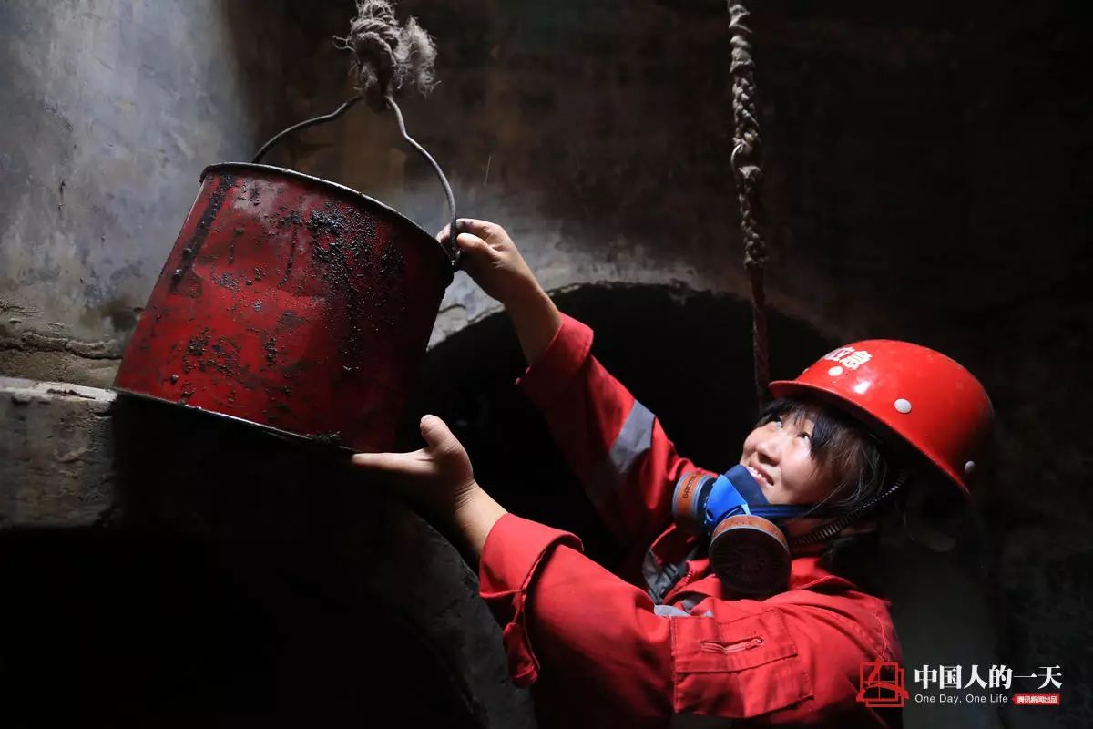 地下管道女子清淤工:与毒气恶臭相伴 地下管道女子清淤工:与毒气恶臭相伴