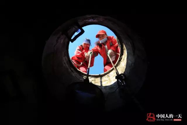 地下管道女子清淤工:与毒气恶臭相伴 地下管道女子清淤工:与毒气恶臭相伴