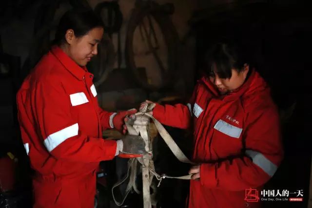 地下管道女子清淤工:与毒气恶臭相伴 地下管道女子清淤工:与毒气恶臭相伴