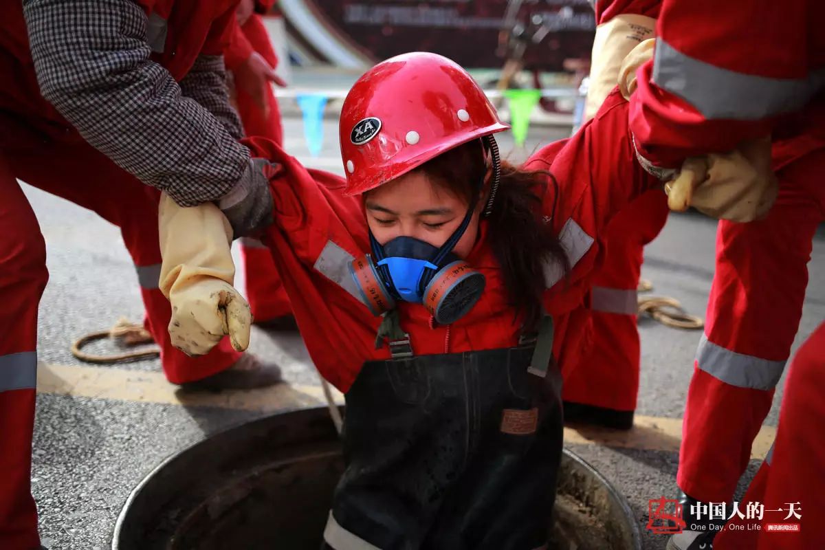 地下管道女子清淤工:与毒气恶臭相伴 地下管道女子清淤工:与毒气恶臭相伴