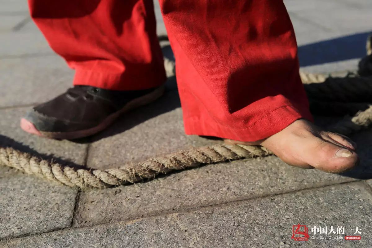 地下管道女子清淤工:与毒气恶臭相伴 地下管道女子清淤工:与毒气恶臭相伴