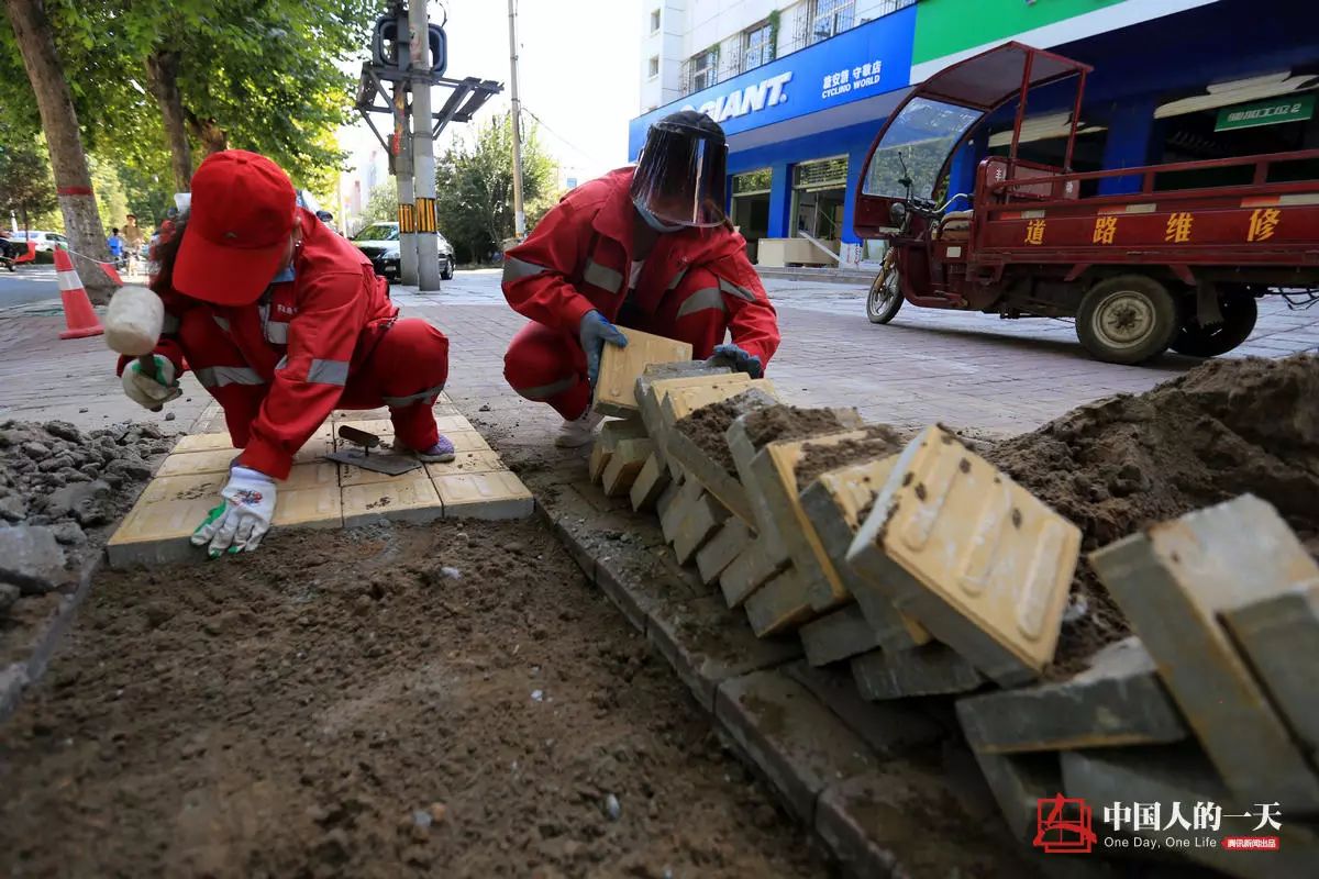 地下管道女子清淤工:与毒气恶臭相伴 地下管道女子清淤工:与毒气恶臭相伴