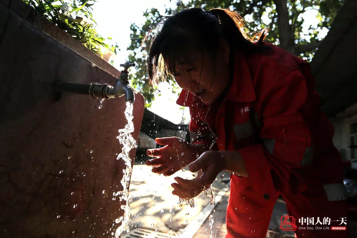 地下管道女子清淤工:与毒气恶臭相伴 地下管道女子清淤工:与毒气恶臭相伴