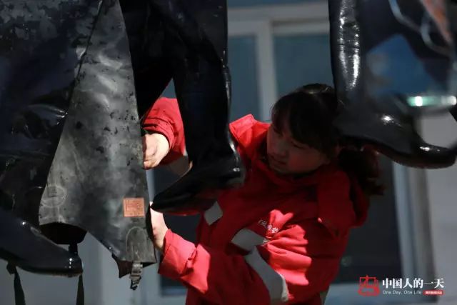 地下管道女子清淤工:与毒气恶臭相伴 地下管道女子清淤工:与毒气恶臭相伴