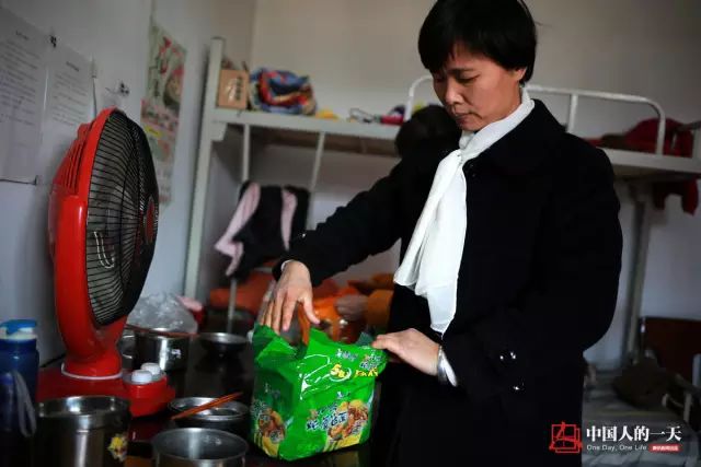 地下管道女子清淤工:与毒气恶臭相伴 地下管道女子清淤工:与毒气恶臭相伴