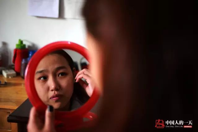 地下管道女子清淤工:与毒气恶臭相伴 地下管道女子清淤工:与毒气恶臭相伴