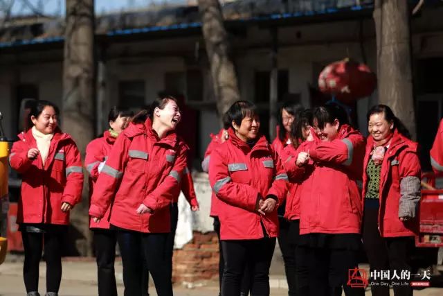 地下管道女子清淤工:与毒气恶臭相伴 地下管道女子清淤工:与毒气恶臭相伴