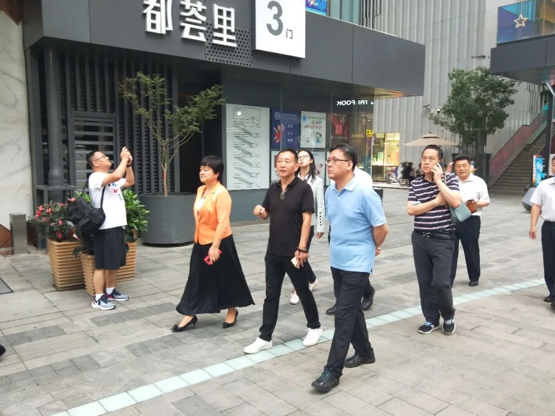商務(wù)部張祥副司長(zhǎng)帶工作組調(diào)研西安零售業(yè)創(chuàng)新發(fā)展情況 商務(wù)部張祥副司長(zhǎng)帶工作組調(diào)研西安零售業(yè)創(chuàng)新發(fā)展情況