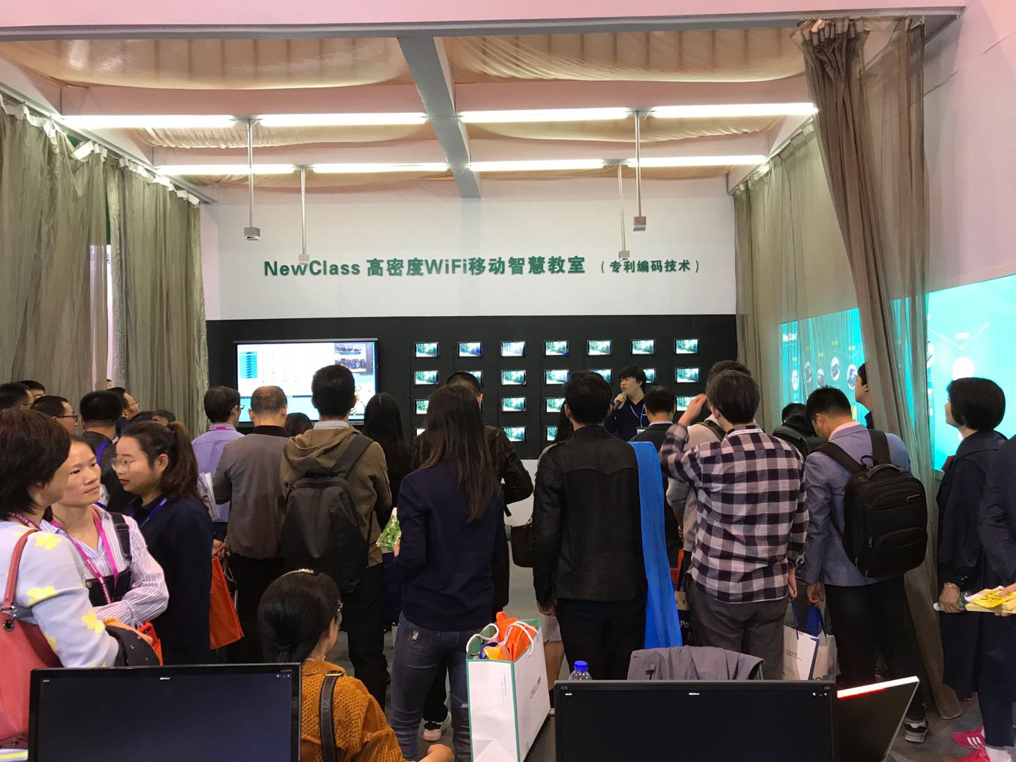 NewClass语言实验室&移动智慧教室并驾齐驱 ——东方正龙展台南京高博会精彩回顾
