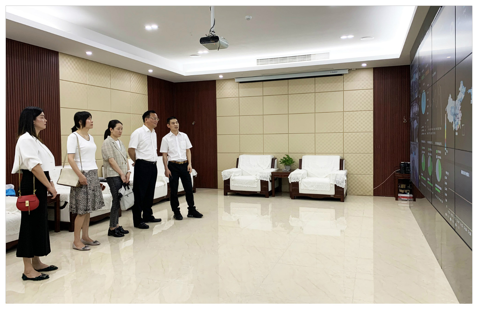 Zhao Minghao led the new generation of entrepreneurs to investigate Jiade electronics Zhao Minghao led the new generation of entrepreneurs to investigate Jiade electronics