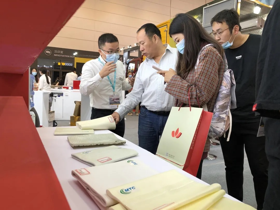 入秋后的第一展，带您感受施罗德展位第一天的现场魅力！