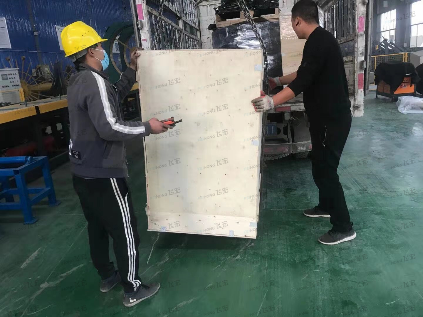 發(fā)往立陶瓦飛宏三套鋼筋加工設(shè)備裝車完畢發(fā)出 發(fā)往立陶瓦飛宏三套鋼筋加工設(shè)備裝車完畢發(fā)出