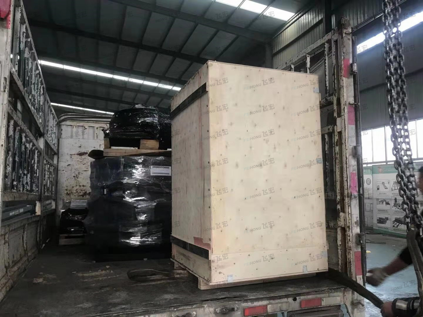 發(fā)往立陶瓦飛宏三套鋼筋加工設(shè)備裝車完畢發(fā)出 發(fā)往立陶瓦飛宏三套鋼筋加工設(shè)備裝車完畢發(fā)出