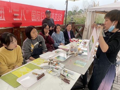 道和遠(yuǎn)大集團開展慶祝“三八”婦女節(jié)“版畫”活動 道和遠(yuǎn)大集團開展慶?!叭恕眿D女節(jié)“版畫”活動