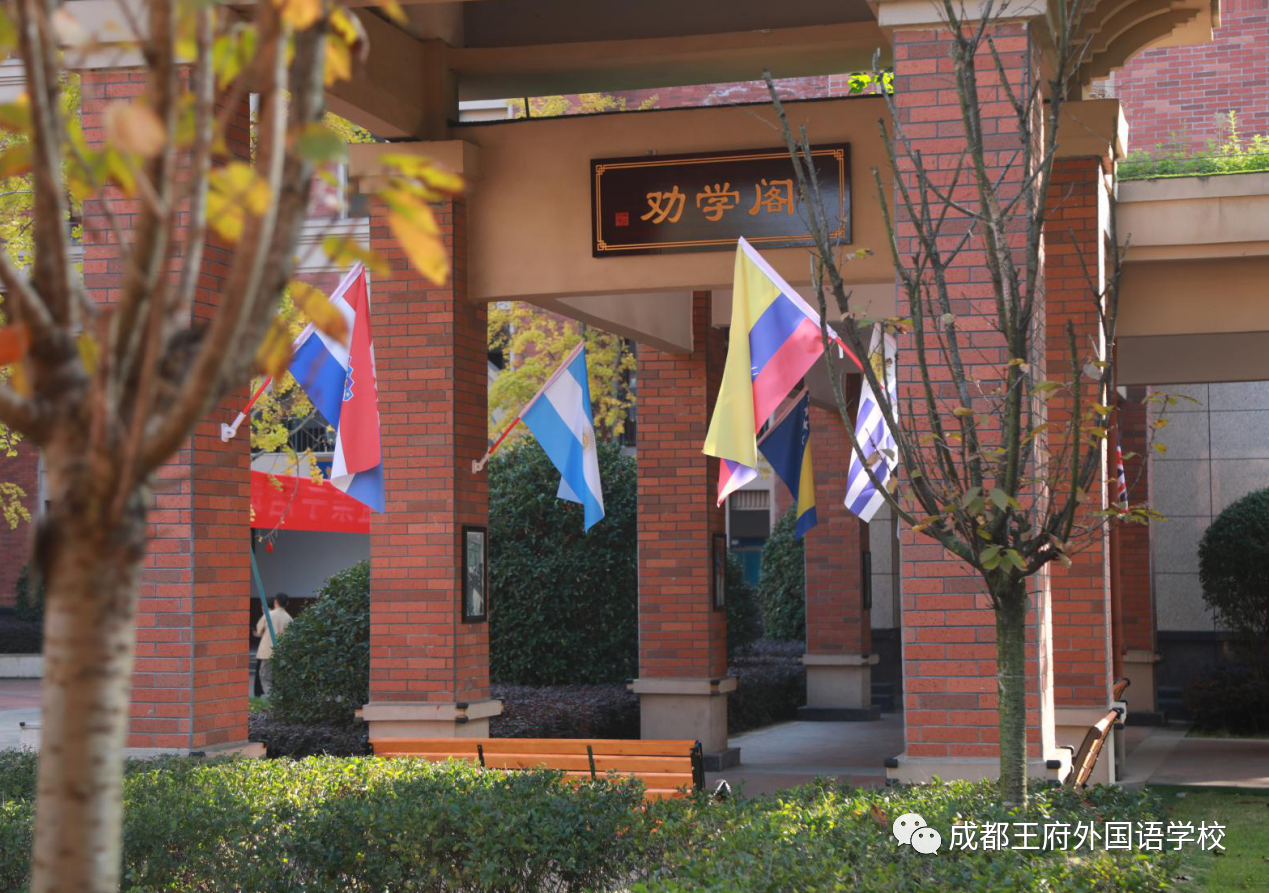 王府，百花千卉争明艳，一见钟情满园春