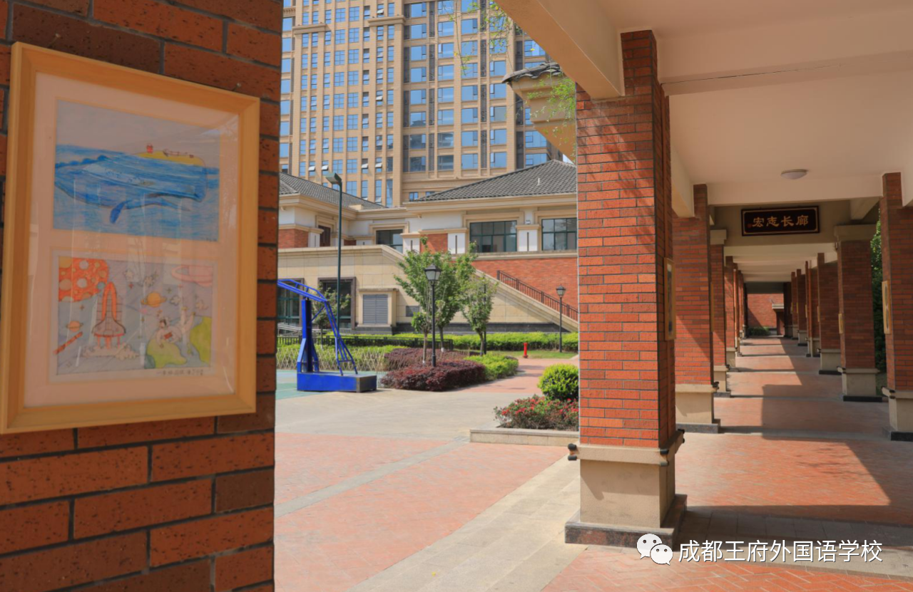 王府，百花千卉争明艳，一见钟情满园春