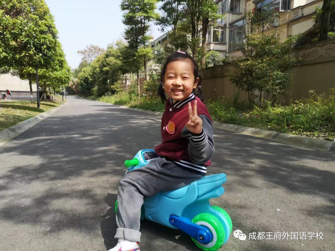 王府，百花千卉争明艳，一见钟情满园春