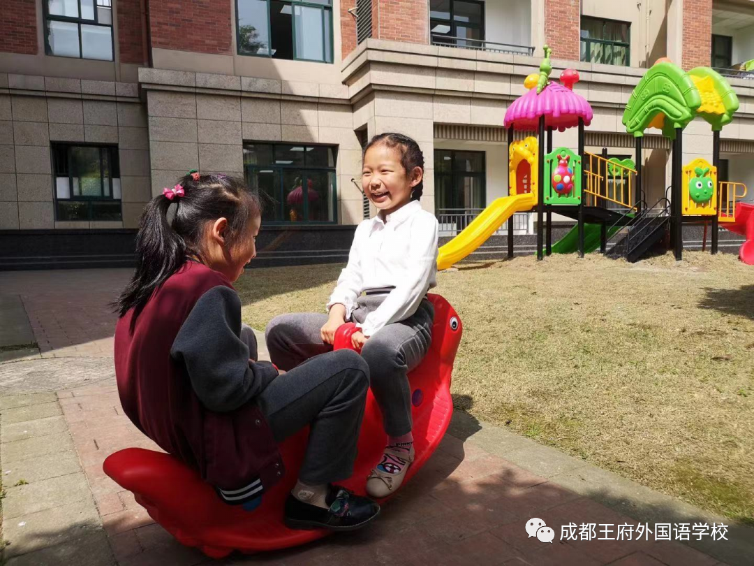 王府，百花千卉争明艳，一见钟情满园春