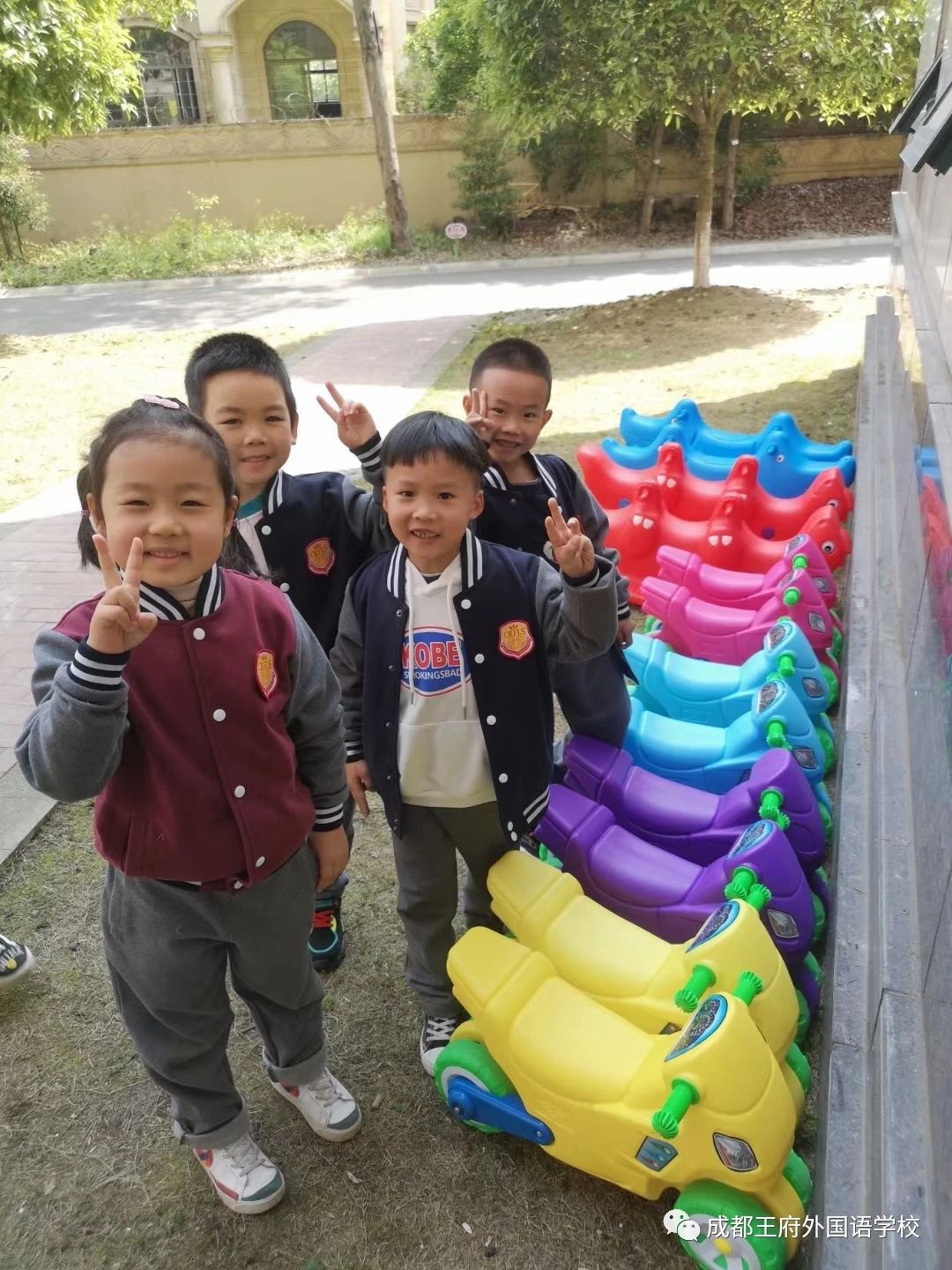 王府，百花千卉争明艳，一见钟情满园春
