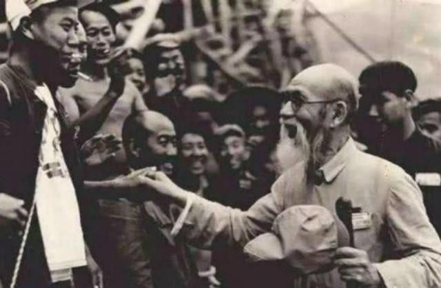 他辞官回家时遇到土匪打劫,翻开他的行李一看,土匪跪下目送离开 他辞官回家时遇到土匪打劫,翻开他的行李一看,土匪跪下目送离开