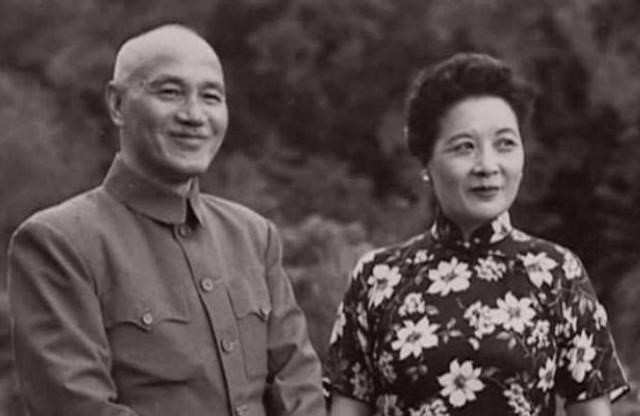 他辞官回家时遇到土匪打劫,翻开他的行李一看,土匪跪下目送离开 他辞官回家时遇到土匪打劫,翻开他的行李一看,土匪跪下目送离开