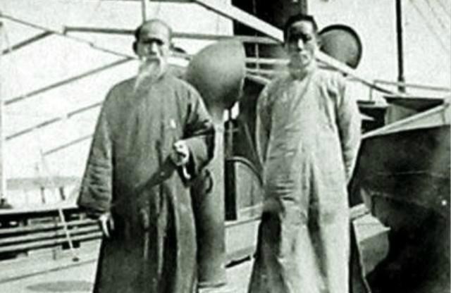 他辞官回家时遇到土匪打劫,翻开他的行李一看,土匪跪下目送离开 他辞官回家时遇到土匪打劫,翻开他的行李一看,土匪跪下目送离开