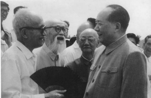 他辞官回家时遇到土匪打劫,翻开他的行李一看,土匪跪下目送离开 他辞官回家时遇到土匪打劫,翻开他的行李一看,土匪跪下目送离开