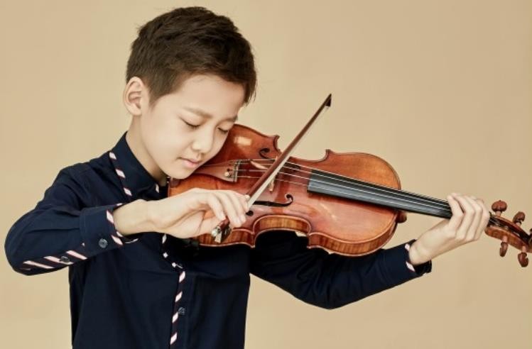 祝贺中央音乐学院附中小提琴学生杨青源获得英国新菁英国际音乐比赛第一名