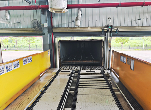 SOUTHWORTH Customized Dock Lift for Auto Parts Industry SOUTHWORTH Customized Dock Lift for Auto Parts Industry