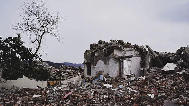 农村宅基地卖给别人后遇拆迁，补偿算谁的？