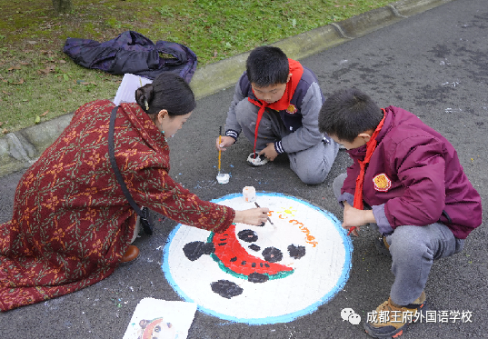 美在脚下，“井”上添花——王府娃变身大地美容师