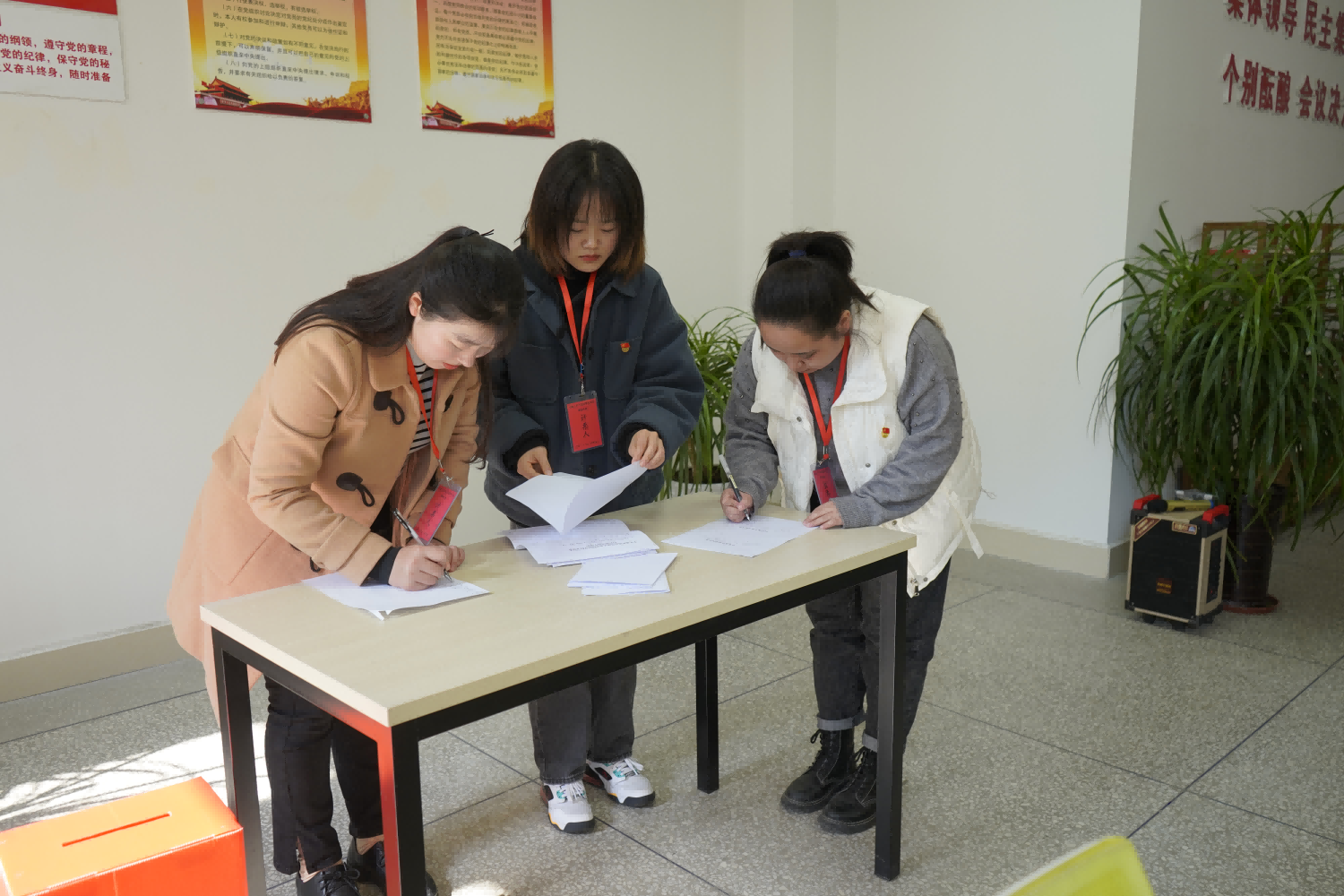 新思想 新征程 ——记成都王府外国语学校党支部换届选举 新思想 新征程 ——记成都王府外国语学校党支部换届选举