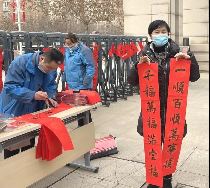 挥毫泼墨 迎春送福 | 锦江物业开展“墨香迎新春,春联送祝福”活动 挥毫泼墨 迎春送福 | 锦江物业开展“墨香迎新春,春联送祝福”活动