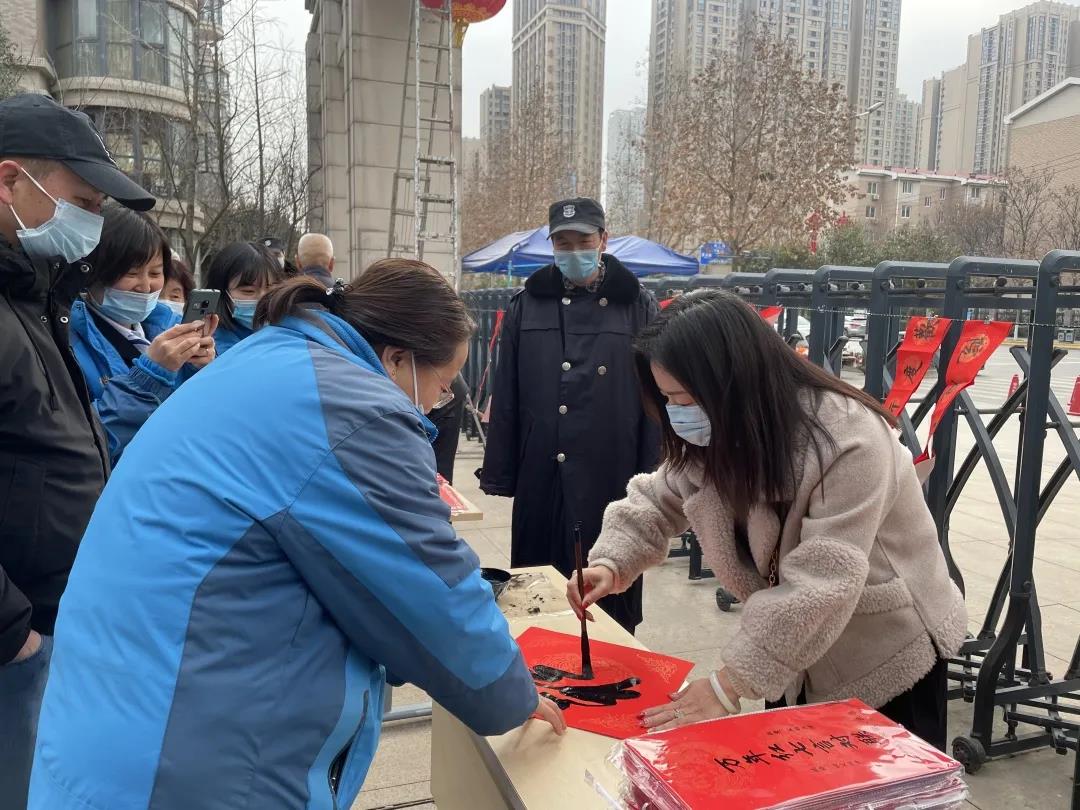 挥毫泼墨 迎春送福 | 锦江物业开展“墨香迎新春,春联送祝福”活动 挥毫泼墨 迎春送福 | 锦江物业开展“墨香迎新春,春联送祝福”活动