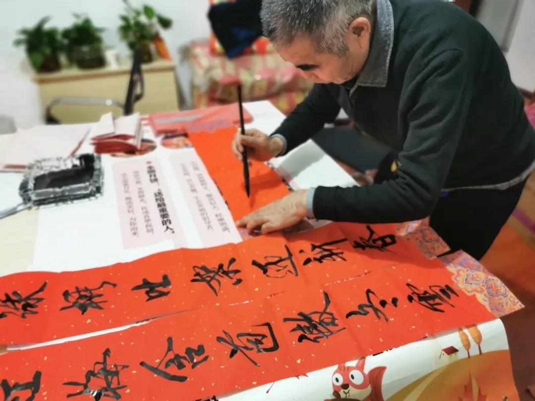 挥毫泼墨 迎春送福 | 锦江物业开展“墨香迎新春,春联送祝福”活动 挥毫泼墨 迎春送福 | 锦江物业开展“墨香迎新春,春联送祝福”活动
