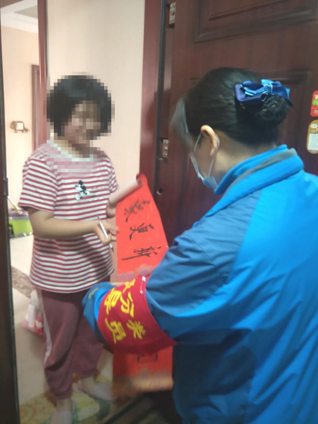 挥毫泼墨 迎春送福 | 锦江物业开展“墨香迎新春,春联送祝福”活动 挥毫泼墨 迎春送福 | 锦江物业开展“墨香迎新春,春联送祝福”活动