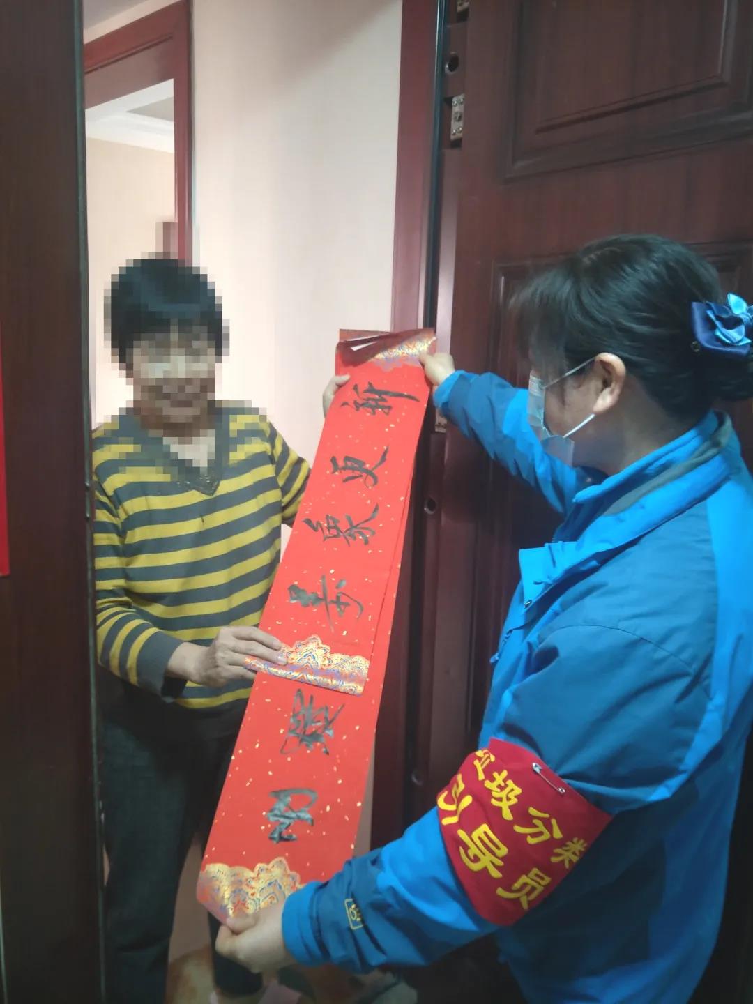 挥毫泼墨 迎春送福 | 锦江物业开展“墨香迎新春,春联送祝福”活动 挥毫泼墨 迎春送福 | 锦江物业开展“墨香迎新春,春联送祝福”活动